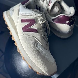 New balance (new women's sneakers with original box size 10)